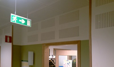 Perforerad gips i korridoren ger en bra akustik