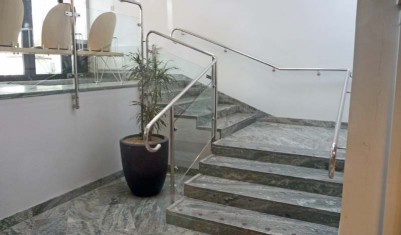 Ny trappa med kontrastmarkeringar och handikappanpassat räcke