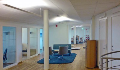 Färdig byggnad, korridor och kontor