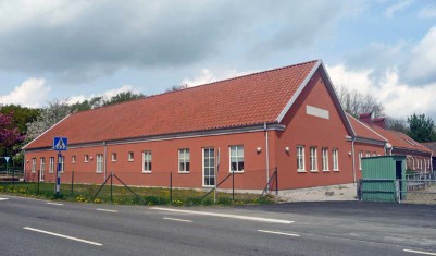 Nybyggnaden sett från landsvägen